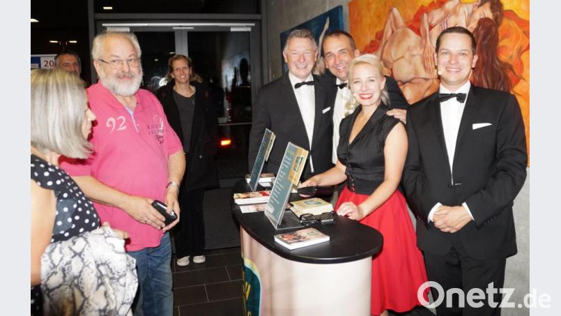 Nach der Show stellten sich die sympathischen Musiker für Gespräche und Autogramme im Foyer zur Verfügung. Bild: weu