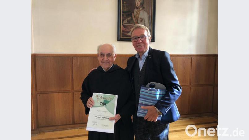 Noch ein Jubiläum: Für 60 Jahre Mitgliedschaft bei der DJK Weiden erhält Pater Albrecht Herrmann eine Urkunde aus den Händen von Reinhold Wildenauer. Bild: exb/Reinhold Wiildenauer