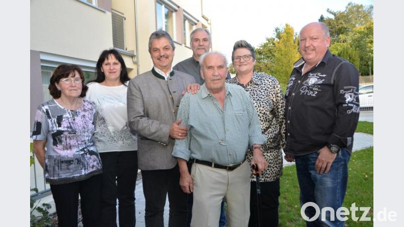 Michael Hartung (vorne) feiert 85. Geburtstag. Auch Bürgermeister Andreas Wutzlhofer (Dritter von links) wünscht alles Gute. Bild: dob