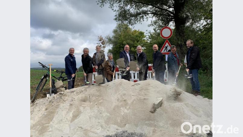 Beim Spatenstich für den neuen Radweg (von links): der Radwege-Beauftragte der Stadt Marktredwitz, Stefan Kirsch, Robert Büdel vom Amt für ländliche Entwicklung, Bauunternehmer Egid Schreyer, Anwohnerin Helga Küspert, Oberbürgermeister Oliver Weigel, Lothar Winkler vom Amt für ländliche Entwicklung, Stadtbaumeister Stefan Büttner, Hans Hahn vom Bauamt und Harald Götz vom Ingenieurbüro Götz aus Pullenreuth. Bild: Matthias Bäumler/fph