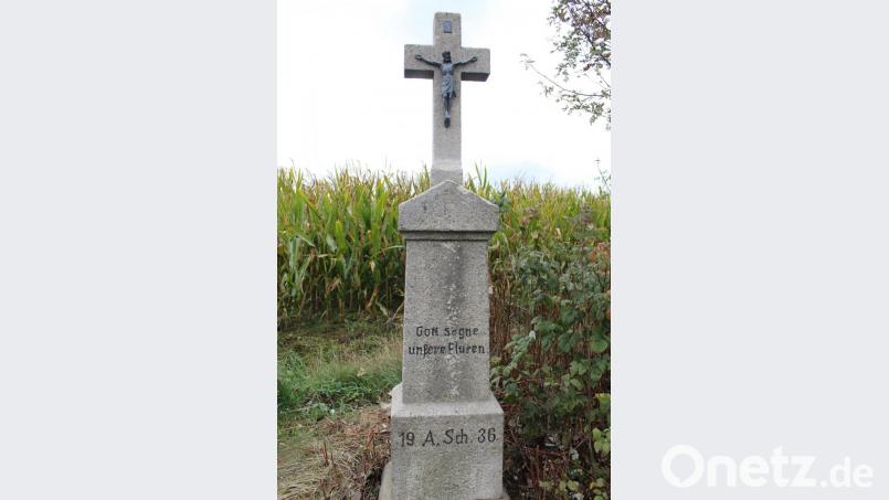 Das Flurkreuz bei der sogannten Zolltafel neben dem Weg von Ebnath nach Hermannsreuth wurde 1936 von Anton Schecklmann erbaut. Bild: soj