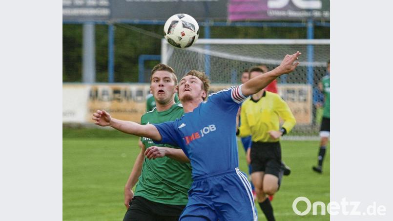 Der FC Wernberg ist momentan gut drauf. Beim SV Etzenricht – hier eine Szene mit SV-Spieler Marin Pasieka (blau) gegen Noah Schmidt – gewann die Gietl-Elf mit 2:0. Im Derby geht es nun für den FC am Donnerstag gegen den Lokalrivalen TSV Detag Wernberg. Bild: walberer