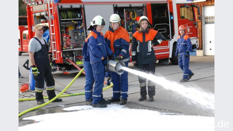 Löschen mit Schaum hieß das Thema der gemeinsamen Übung der Schmidmühlener und Winbucher Feuerwehr. Bild: pop