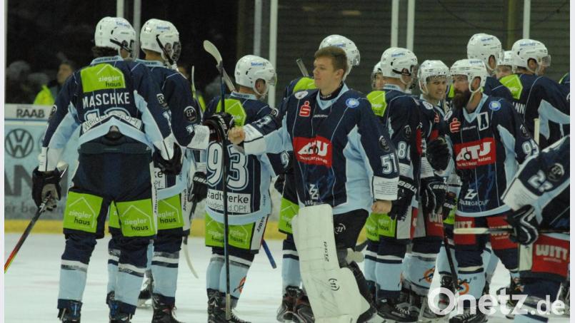 Abklatschen nach dem ersten Saisonsieg: Am vergangenen Sonntag bezwangen die Blue Devils den Höchstadter EC mit 4:2. Am Mittwoch treten die Weidener zum Oberpfalzderby beim EV Regensburg an. Bild: gb