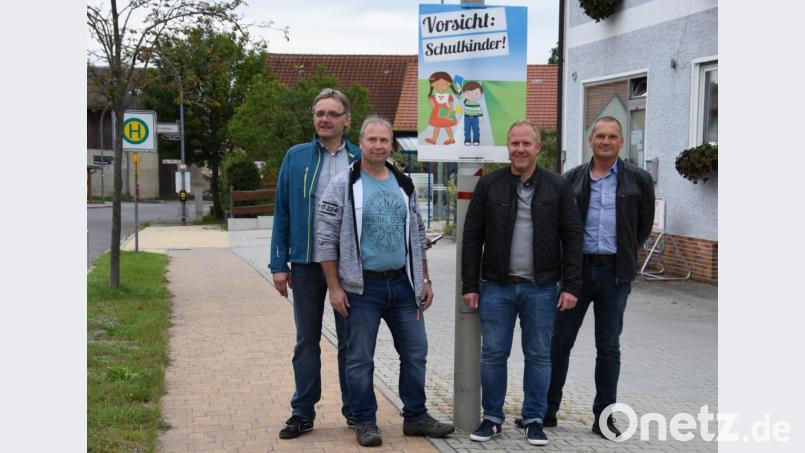 Die CSU Schnaittenbach engagiert sich für einen unfallfreien Schulweg (von links): Markus Nagler, Matthias Rackwitz, CSU-Ortsvorsitzender Marcus Eichenmüller und Markus Frauendorfer. Bild: nag
