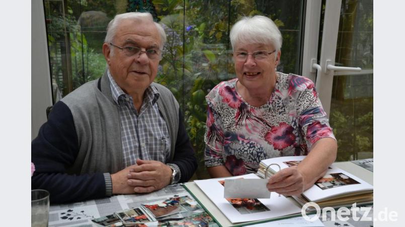 Gerda und Werner Spiesmacher aus Altenstadt/WN blättern gerne in ihrem alten Fotoalbum. Die Zeit, in der die Mauer fiel, wird ihnen immer in guter Erinnerung bleiben. Bild: Lowak