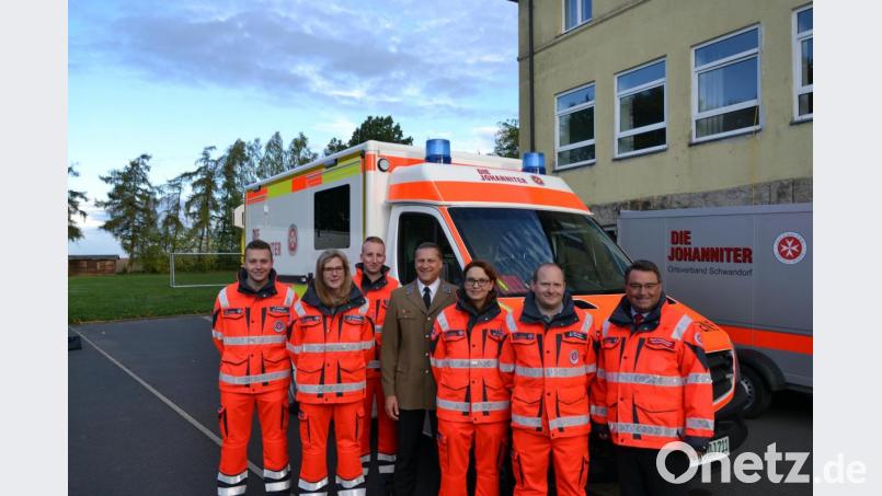 Die Johanniter sind einsatzbereit. Rettungsdienstleiter Frank Zirngibl (Mitte) und Martin Steinkirchner, Regionalvorstand Ostbayern der Johanniter-Unfall-Hilfe (rechts), begrüßten ihr &quot;Wernersreuther Team&quot;. Bild: rti