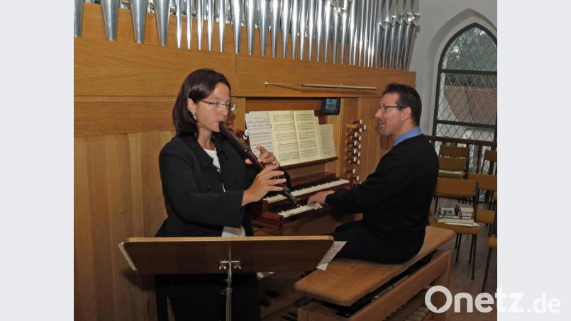 Zum geistlichen Benefiz-Konzert für den „Förderverein Simultankirchen“ mit Musik aus dem Barock spielen Verena Schmidt auf der Blockflöte und Markus Lommer an der Mühleisenorgel in Rothenstadt. Bild: Dobmeier