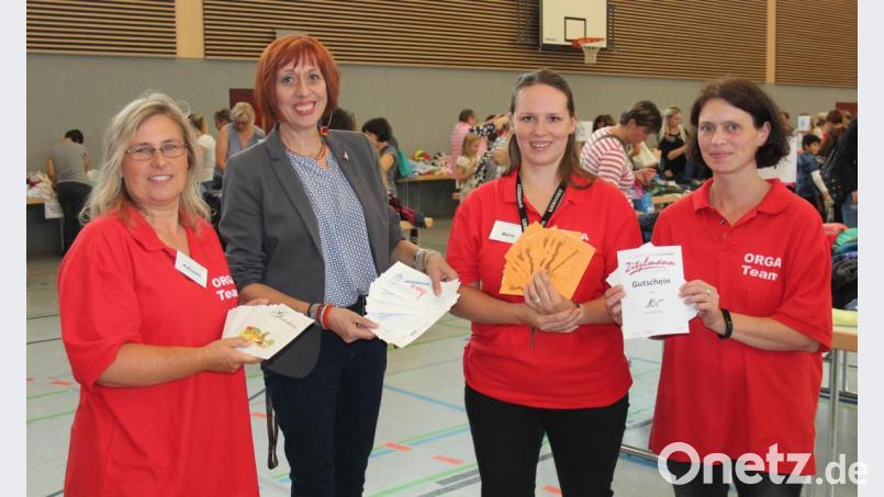 500 Euro in Form von Gutscheinen Kemnather Geschäfte gab es jetzt für den Kinderschutzbund. Jutta Deiml (Zweite von links) freute sich. Bild: stg