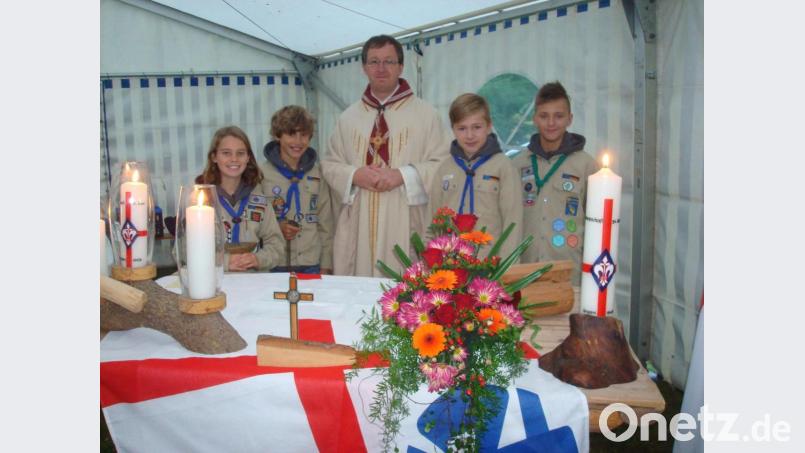 Diözesankurat Bernhard Reber feierte den Festgottesdienst, als Ministranten waren Mitterteicher Jungpfadfinder dabei. Bild: wmr