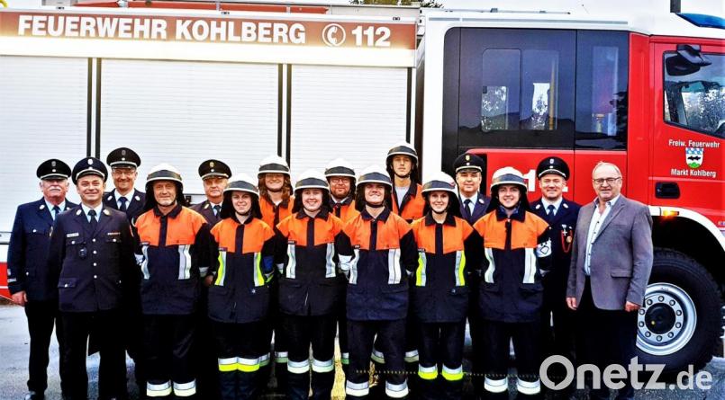 Erleichterte Gesichter zwischen Helm und Einsatzkleidung. Die Feuerwehrleute freuen sich nach bestandener Leistungsprüfung. Auch Ausbilder, Kommandant, Prüfer, Kreisbrandinspektor, zweiter Vorsitzender und Bürgermeister Rudolf Götz freuen sich über den Erfolg. Bild: jml