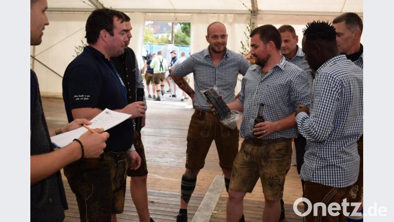 Das richtige Gewicht des Räucherspecks mussten die Wettkämpfer erraten. Er wog übrigens 1338 Gramm. Bild: bnr
