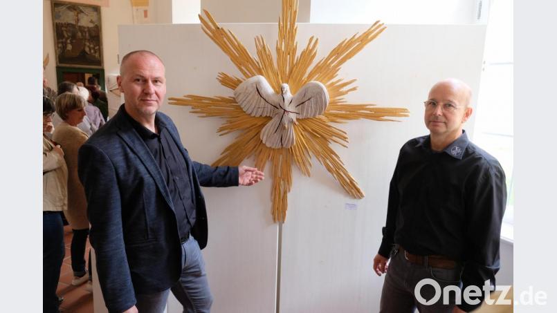 Die Bilderwelt des christlichen Glaubens spielt bei &quot;ExponaRt&quot; eine wichtige Rolle, wie Friedhelm Schelter (links) und Detlef Jehn bei der Eröffnung der Ausstellung betonen. Bild: do