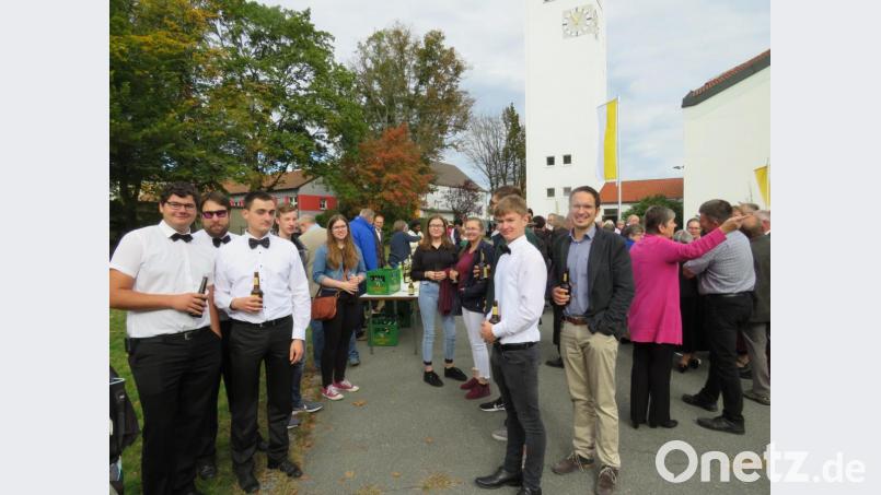 Nach dem Gottesdienst freuen sich auch die Mitglieder des Burschenvereins auf ein kaltes Getränk. Bild: adj