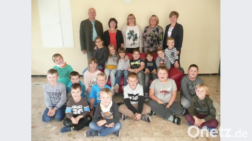 Die Bürgermeister Walter Schauer (links) und Sonja Meier (rechts) sowie Rektorin Christine Schneider (Zweite von rechts) freuen sich, dass das Betreuungsangebot der Grundschule durch Kinder und Eltern so gut angenommen wird. Regina Braun (Zweite von links) und Monika Borowski kümmern sich um die Buben und Mädchen. Bild: amö