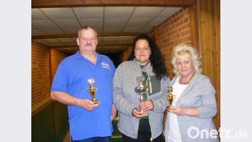 Border-Collie-Züchterin Helga Dollhopf (Mitte) aus Wirbenz hatte beim Kegelwettbewerb des Hundefreundevereins ARZLV die glücklichste Hand und verwies Vorsitzenden Peter Jahn und die Feilersdorferin Birgit Fraunholz auf die Plätze zwei und drei. Bild: bjp