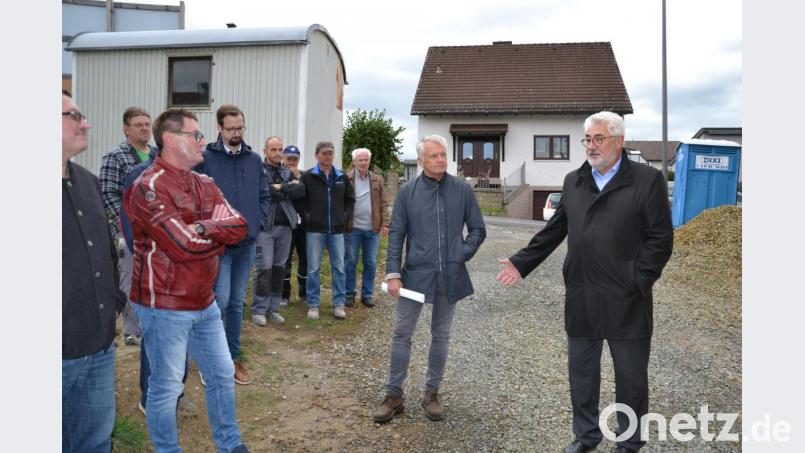 Bürgermeister Rupert Troppmann begrüßt Stadträte, Architekten und Baumeister zur Hebfeier am Bergmühlweg. Im Rahmen des sozialen Wohnungsbaus entstehen hier zwölf neue Wohnungen. Bild: fuw