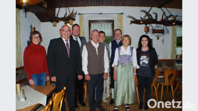 Zum 80. Geburtstag gratulierten Reinhold Müller (vorn Mitte) Ehefrau Monika (rechts daneben), Seniorenbeauftragte Beate Ott, Bürgermeister Klaus Meyer, Sascha Schenkl, Verena Zant und Oswald Weig vom Schützenverein Ringelstein Ottengrün sowie Christa Dietl von der Pfarrei (von links) Bild: enz