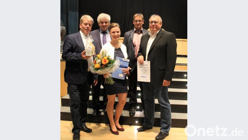 Viele Gratulationen bekam Franziska Käs als beste Auszubildende zur Schreinerin von (von links) Obermeister Wolfgang Seifried, Ehrenkreishandwerksmeister Karl Arnold und stellvertretendem Kreishandwerksmeister Engelbert Schicker. Eine Urkunde wurde auch an Georg Michael Fütter (rechts), Chef des Kemnather Ausbildungsbetriebs, überreicht. Bild: stg