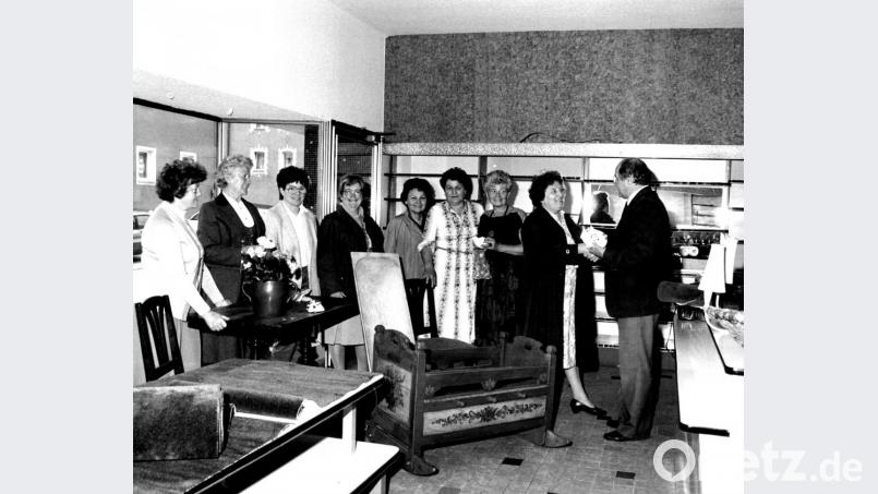 Eröffnung des Second-Hand-Shops für gebrauchte Kinderkleidung im Juni 1984 im ehem. Mickisch-Laden, als Bürgermeister Franz Fischer der Vorsitzenden Annemarie Michl mit einem Blumenstrauß gratulierte. Archivbild: Foto Zirlik/Archiv FU Waldsassen/exb