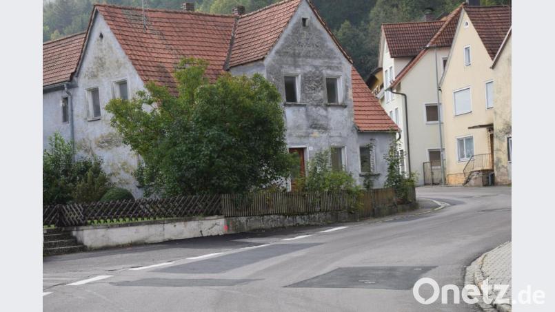 Es schaut gut aus, dass der Buswendeplatz vom Marktplatz wieder verschwindet. Wenn das leerstehende Haus Jakobusstraße 5 abgerissen wird, hat man soviel Spielraum, dass die Buswendestelle in Richtung Wertstoffhof verlegt werden kann. Josef Gmach und Sebastian Schärl haben sich im Marktrat vehement dafür eingesetzt. Bild: bö