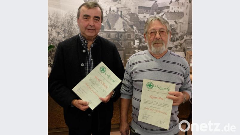 Bernd Ulbrich (links) und Egon Metz, die beide ihre Ämter als Schriftführer (Ulbrich 41 Jahre) und Kassenverwalter (Metz 23 Jahre ) abgeben, werden mit Urkunden und Gutscheinen geehrt. Bild: Picasa
