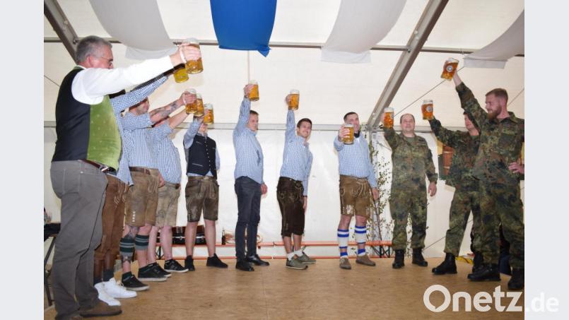 Wer hält den Maßkrug am längsten? Ein schweres Stück Arbeit. Bild: bnr