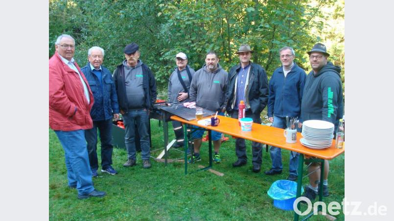 Die Mitterteicher Rover um Leiter Matthias Landstorfer (Vierter von rechts) servierten zum Mittag würzige Bratwürste. Die Mitterteicher Gemeinschaft St. Georg war durch Alfred Knossalla und Hans Schaumberger (von links) vertreten. Bild: wmr