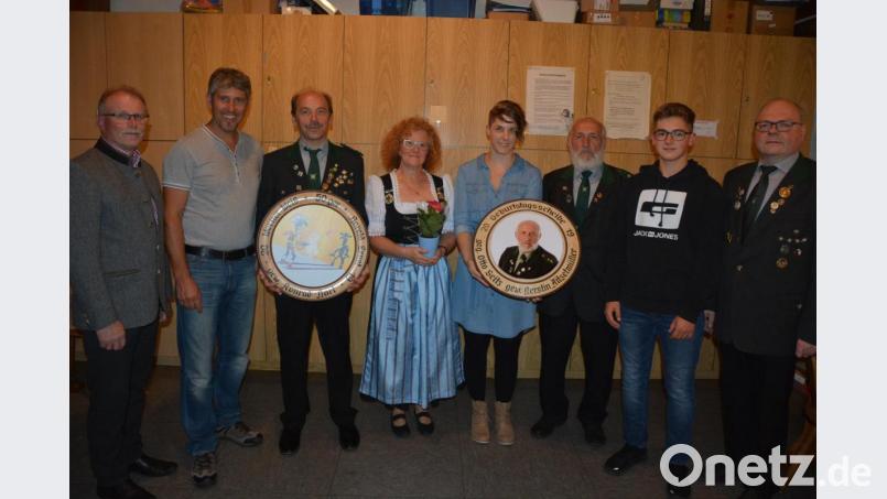 Gewürdigt wurden auch die Sieger des Preis- und Königsschießens sowie die Gewinner der beiden Ehrenscheiben. Im Bild (von links) Schützenmeister Max Bindl, Werner Weiß, Konrad Hart, Margit Hart, Kerstin Aitzetmüller, Otto Seitz, Lukas Weiß und Vorsitzender Martin Dietz. Bild: jr