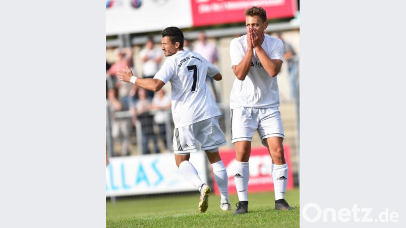 Es ist zum Verzweifeln: Die SpVgg SV Weiden II hat in den letzten Spielen keine schlechten Leistungen abgerufen, aber vor dem gegnerischen Tor ist man zu harmlos. Gegen Spitzenreiter SV Hahnbach wollen Spielertrainer Michael Riester (links) und Jonas Heimerl endlich wieder Tore bejubeln. Bild: A. Schwarzmeier