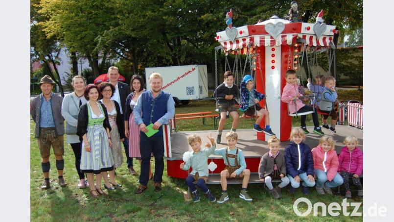 Das Karussell ist stets besetzt bei Kinderbelustigung, die der Förderverein des Kindergartens „Arche Noah“ zum Kirchweihfest organisiert hat. Bild: sm