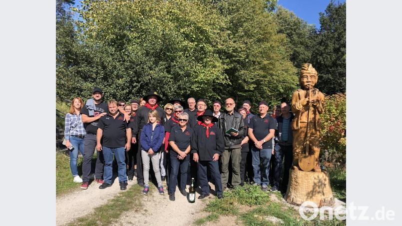 Endlich hat er einen Namen, der hölzerne Köhlergeselle am Meilerplatz in Ebermannsdorf, und zwar Köhler-Sepp. Bild: wec