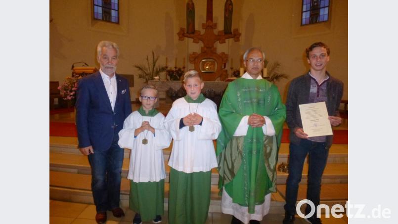 Jakob Rothballer und Luca Melischko (von links) sind die neuen Ministranten. Christoph Kick (rechts) ist seit zehn Jahren Altardiener. Pfarrer Varghese Puthenchira und Pfarrgemeinderatssprecher Wolfgang Krauß (links) überreichen Kreuze und Urkunden. Bild: bk