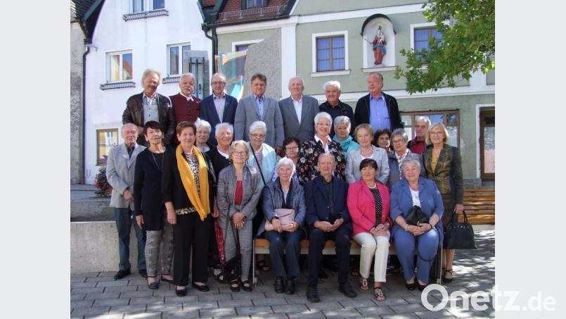 26 Angehörige des Jahrgangs 1944 feiern in ihrer Heimatstadt ein Wiedersehen, verbunden mit einem Klassentreffen. Bild: dip