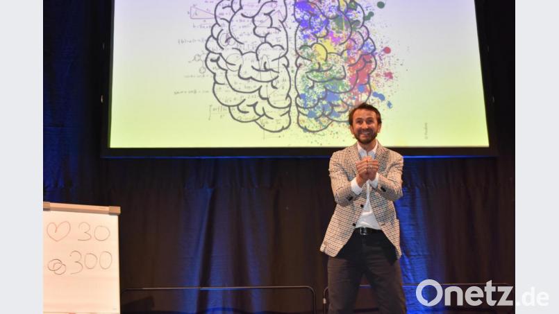 Der Mentalisten Jakob Lipp bringt das Publikum zum Staunen. Bild: rgr