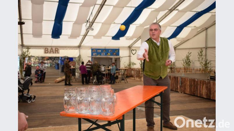 Seine Treffsicherheit stellte Bürgermeister Richard Tischler beim Maßkrugball unter Beweis. Bild: bnr