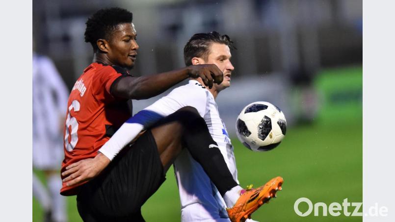 Beim 2:2 gegen den VfB Straubing blieb Josef Rodler (rechts) ohne Torerfolg. Im Verfolgerduell beim SC Ettmannsdorf würde der Stürmer nur zu gerne sein fünftes Saisontor erzielen. Bild: A. Schwarzmeier