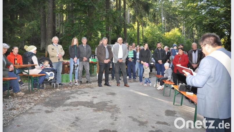 Diakon Norbert Hammerl (rechts) segnet den Ausbau der Uchastraße. Unter den vielen Besuchern sind auch zweiter Bürgermeister Fritz Steinhilber (vorne, Fünfter von rechts) aus Moosbach sowie Tännesbergs Rathauschef Max Völkl und Bauunternehmer Josef Hartinger (vorne, von rechts) aus Kleinschwand. Bild: es