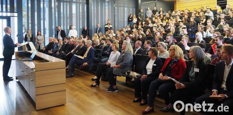 Zwei Hörsäle sind dicht besetzt, als Vizepräsident Ulrich Müller die neuen Studierenden begrüßt. Bild: Bühner