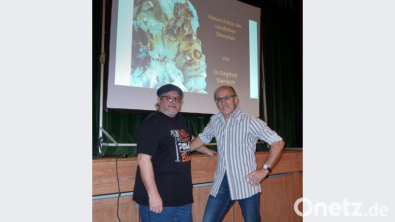 Siegfried Steinkohl (rechts) und sein Freund Klaus Reber von den Fotofreunden Tirschenreuth präsentierten einen unvergesslichen Bilderabend zum Abschluss des Veranstaltungsprogramms 2019 des Naturpark Steinwalds. Bild: bsc