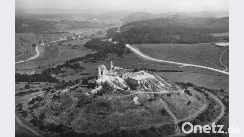 Diese Postkarte aus den 1960er Jahren zeigt die einst imposante Burganlage der Hohenburger Grafen, die in enger Beziehung mit den deutschen Kaisern standen. Bild: Archiv Josef Schmaußer