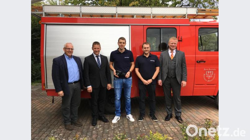 Ein Projekt des Raiffeisen-Förderpreises ist in die Tat umgesetzt. Über die neue Wärmebildkamera für die Feuerwehr Holnstein-Mittelreinbach freuen sich (von links) Bürgermeister Winfried Franz, Raiffeisen-Vorstandsmitglied Erich Übler, Kommandant Markus Guttenberger, Feuerwehr-Vorsitzender Gerd Pürner, Raiffeisen-Vorstandsmitglied Martin Sachsenhauser. Bild: exb