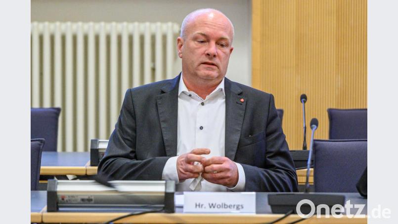 Joachim Wolbergs, suspendierter Oberbürgermeister von Regensburg, sitzt im Verhandlungssaal im Landgericht Regensburg. Bild: Armin Weigel/dpa