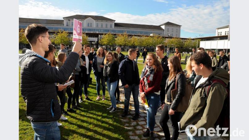 Willkommen auf dem Campus: 440 Erstsemester starteten an der OTH in Amberg am Dienstagmorgen ins Studium. Bild: Stephan Huber