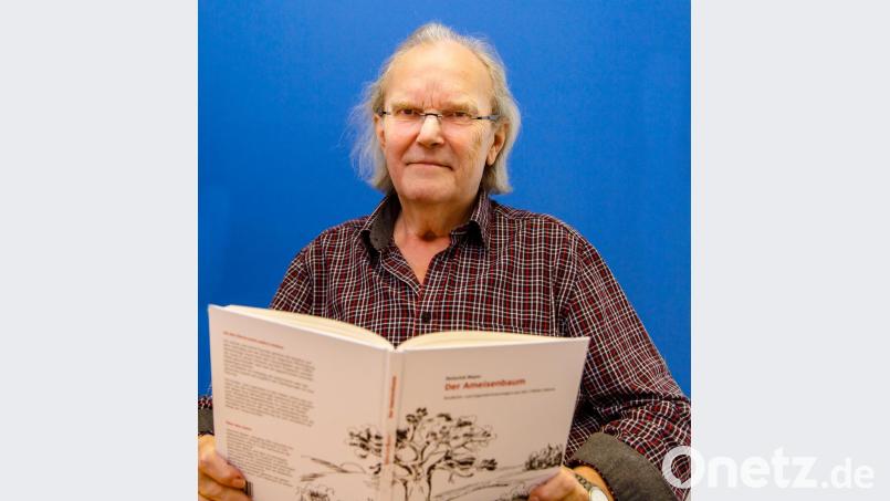 Heinrich Mayer, langjähriger Kollege in der Redaktion der Oberpfalz-Medien, stellt sein Buch "Der Ameisenbaum" vor. Bild: Hösamer