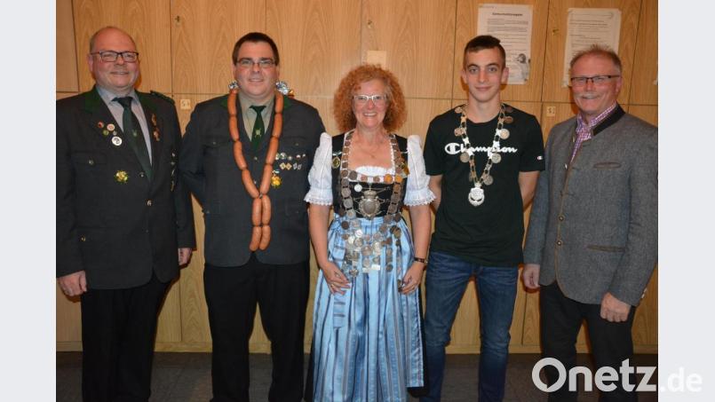 Seine neuen Regenten proklamierte der Schützenverein „Concordia“. Im Bild (von links) Vorsitzender und stellvertretender Gauschützenmeister Martin Dietz, der scheidende Schützenkönig Andreas Waidhas, die neue Schützenkönigin Margit Hart, der alte und neue Jugendschützenkönig Christoph Wenisch sowie Schützenmeister und Bürgermeister Max Bindl. Bild: jr