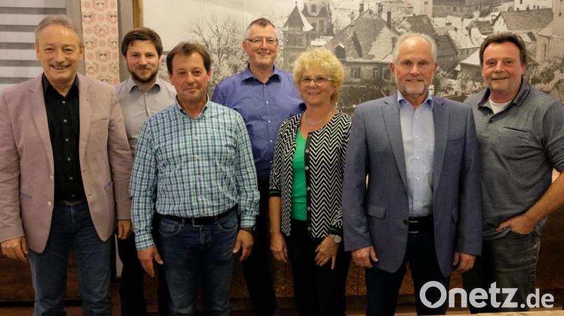 An der Spitze der neuen Vorstandschaft steht der bisherige Vorsitzende Wolfgang Laaths (Zweiter von rechts). Mit im Bild (von links) Bezirksvorsitzender Gernot Schötz, Zweiter Bürgermeister Peter Neumeier, stellvertretender Vorsitzender Walter Martin, Seniorenbeauftrager Helmut Kramer, Schulbeauftragte Andrea Bäumler sowie Kassier und Schriftführer Reinhold Ziermeier. Bild: Picasa