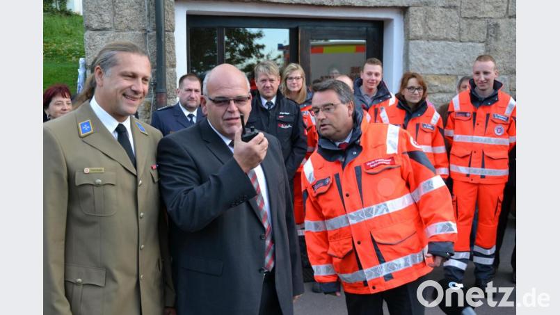 Bürgermeister Klaus Meyer setzt den ersten Funkspruch für den &quot;Akkon Wernersreuth 71/1&quot; ab. Unterstützung bekommt er vom Rettungsdienstleiter Frank Zirngibl und Martin Steinkirchner, Regionalvorstand Ostbayern der Johanniter-Unfall-Hilfe (vorne, von links). Bild: rti