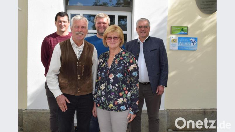 Nach über 40 Dienstjahren in der Verwaltung der Stadt Pfreimd tritt Alfred Hammer (Zweiter von links, daneben Ehefrau Brigitte) in den Ruhestand. Für seine Lebensleistung bedankten sich (hinten von rechts) Bürgermeister Richard Tischler(Pfreimd), Geschäftsführer Bernhard Baumer und Bürgermeister Martin Schwandner (Trausnitz). Bild: bnr