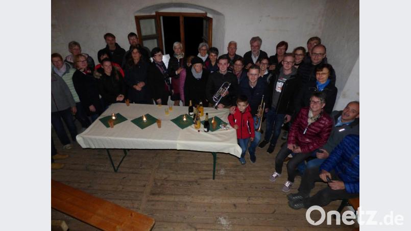 Gut gefüllt ist die Türmerstube am Ende der „Nacht der offenen Kirche“. Zu den Klängen der Turmbläser Thomas Murr und Marius Koslowskit treffen sich rund 40 Teilnehmer hoch oben über der Stadt. Bild: mng